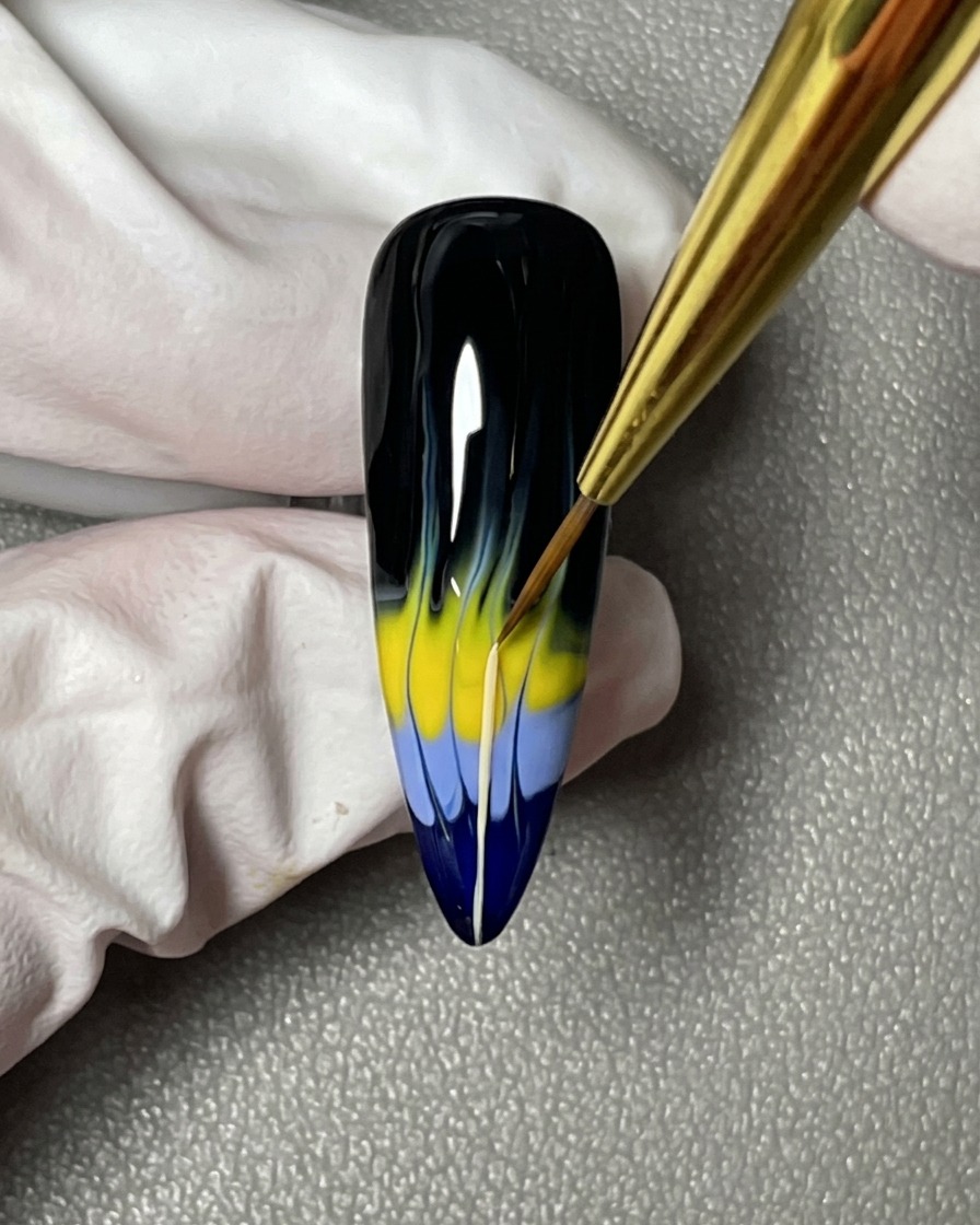 Un pennello che trascina linee sottili dalle forme a fiamma colorate verso larea della cuticola.