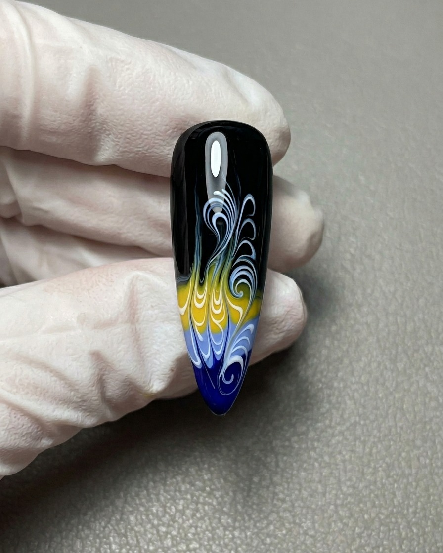 Vista ravvicinata della nail art fiammeggiante completata su base nera con dettagli bianchi.