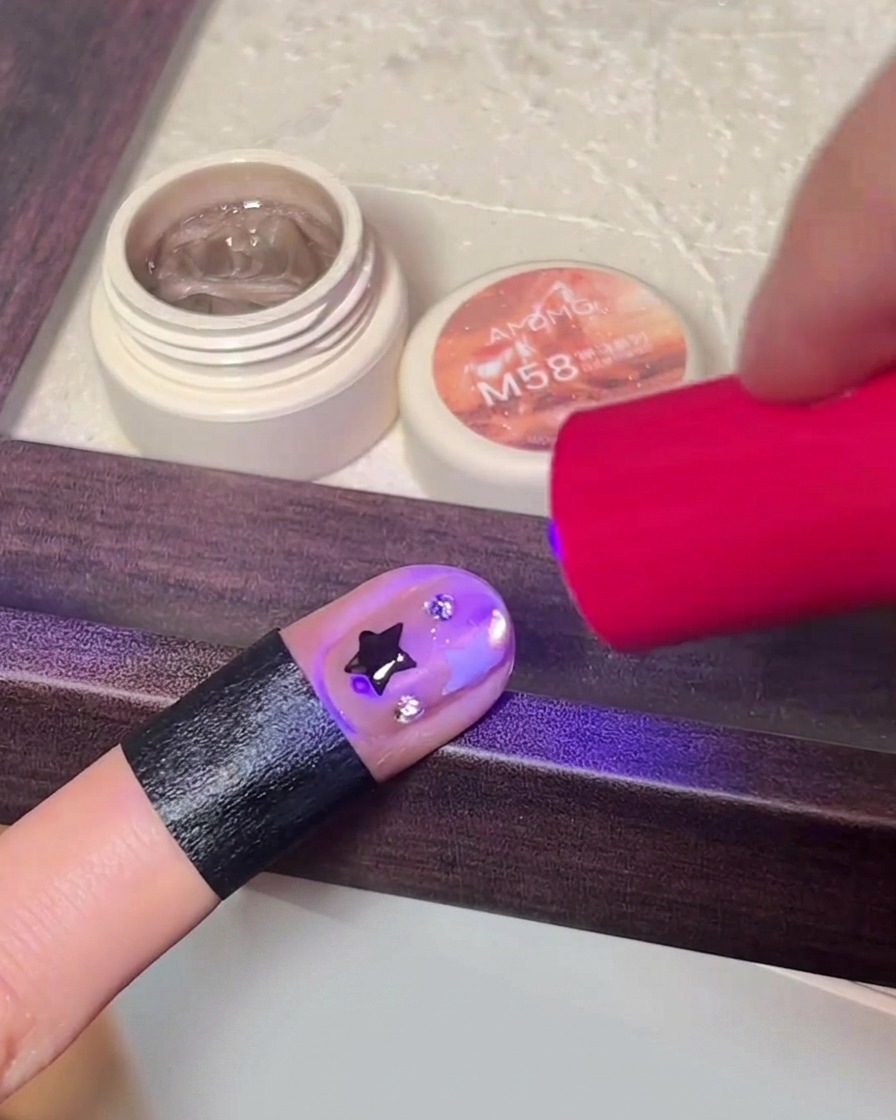 Una mano che polimerizza il design finale in una lampada LED portatile.