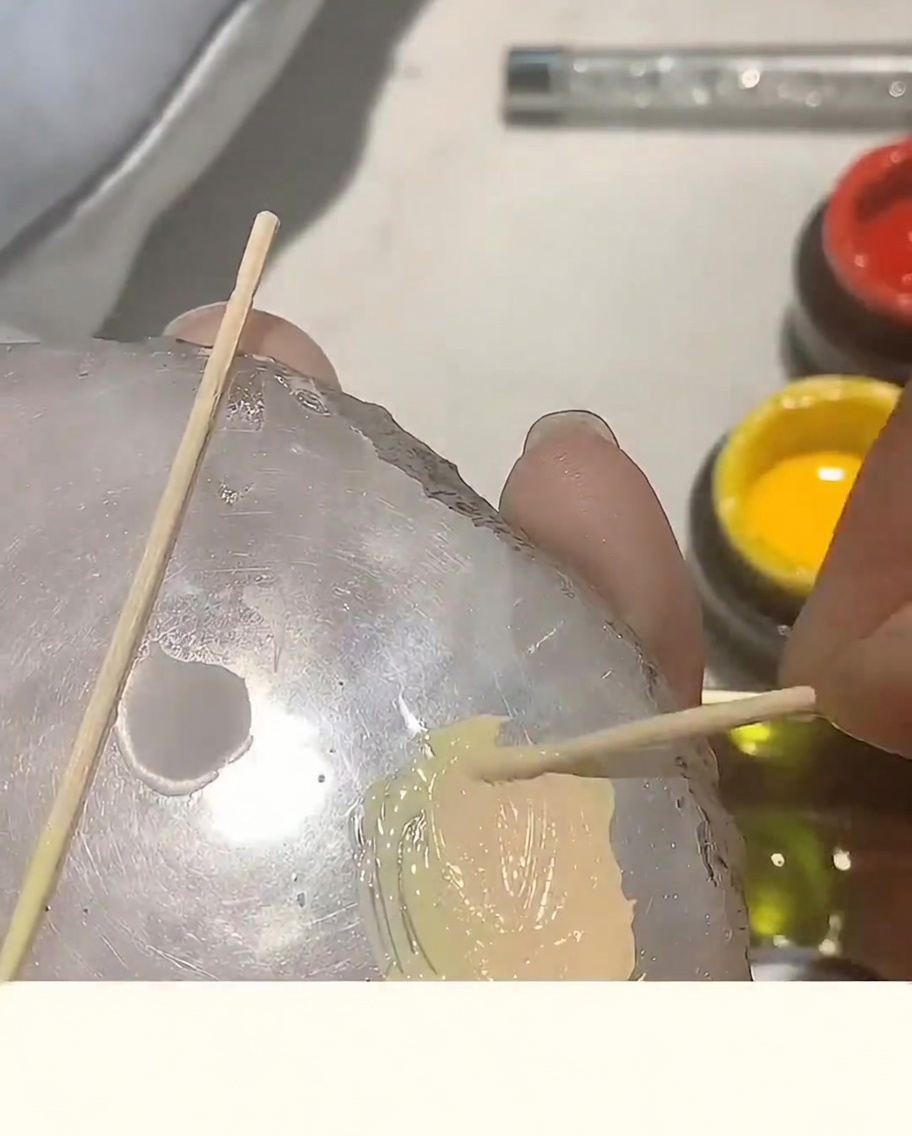Una miscela di gel liscia e completamente amalgamata color pesca su una tavolozza di vetro.