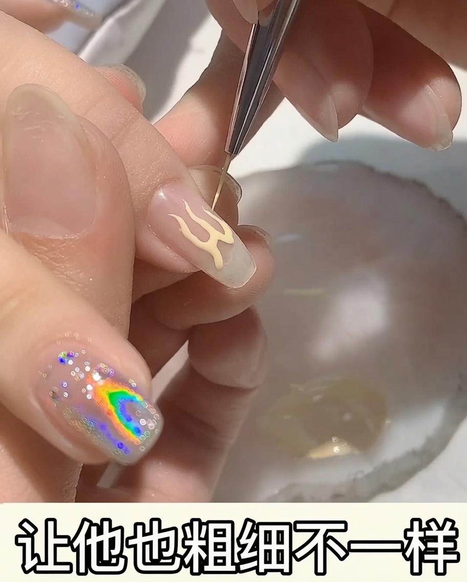 Un primo piano di un design a fiamma su ununghia, che viene ispessito con smalto gel color pesca.