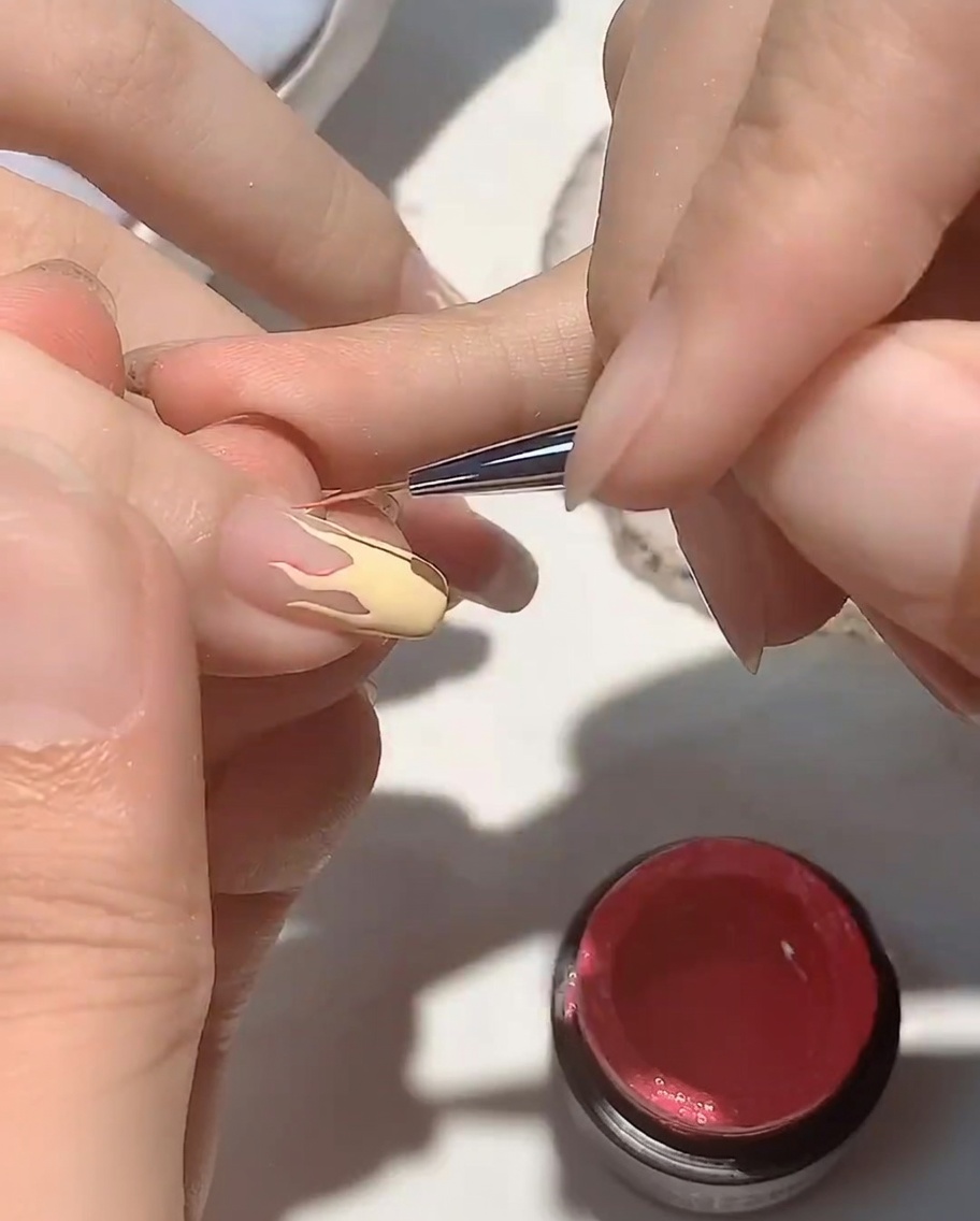 Un primo piano di una mano appoggiata allinterno di una lampada per unghie UV, con attenzione sulle unghie in fase di polimerizzazione.