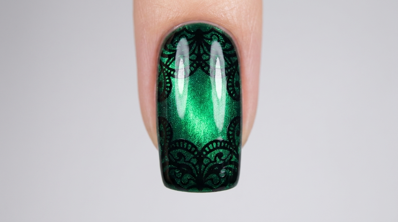 Riflesso cat-eye verde brillante sovrapposto a uno stamping nero decorativo a griglia nitido e dettagliato.