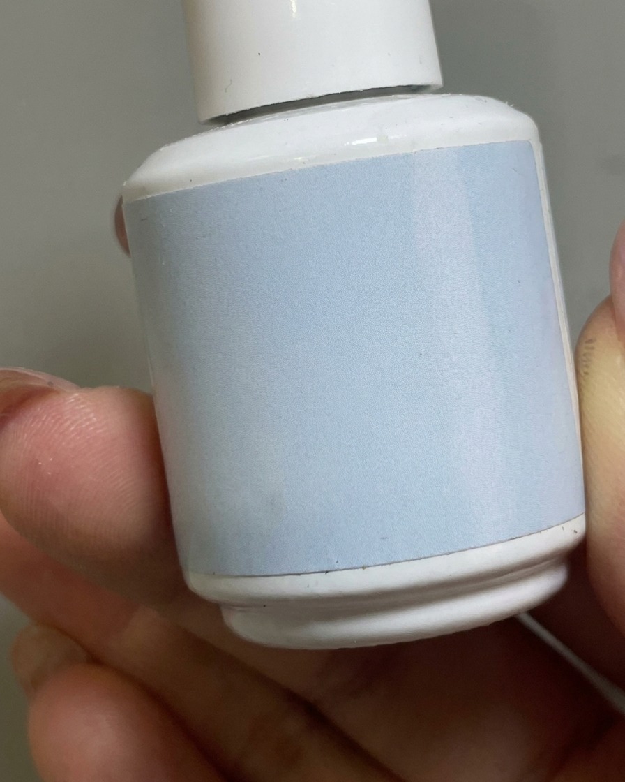 Pennello che applica un top coat opaco trasparente sopra la base nude.