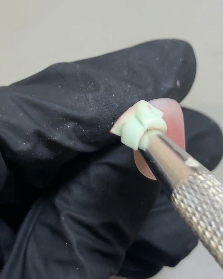 Una piccola spugna che sfuma delicatamente i bordi della macchia di gel rosa per creare leffetto blush.