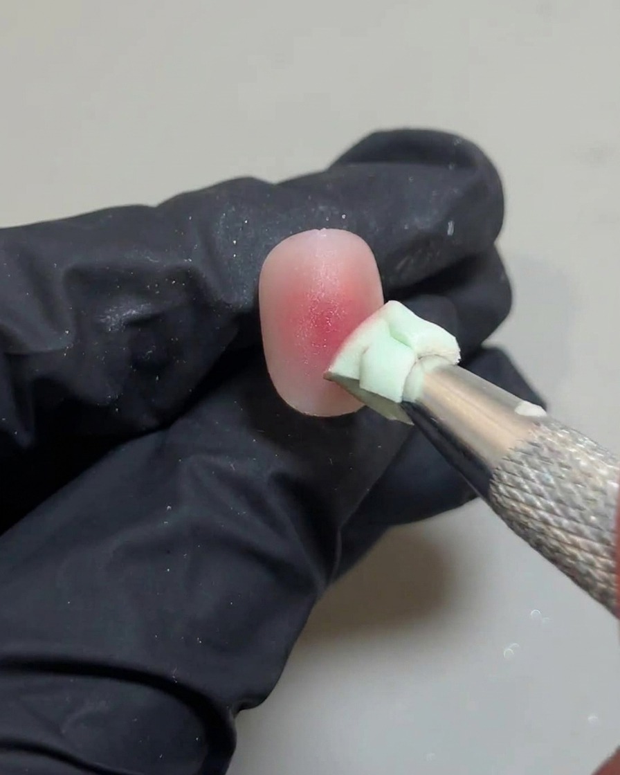 Spugna che picchietta leggermente il centro dellunghia per sfumare lultima goccia di gel rosa.