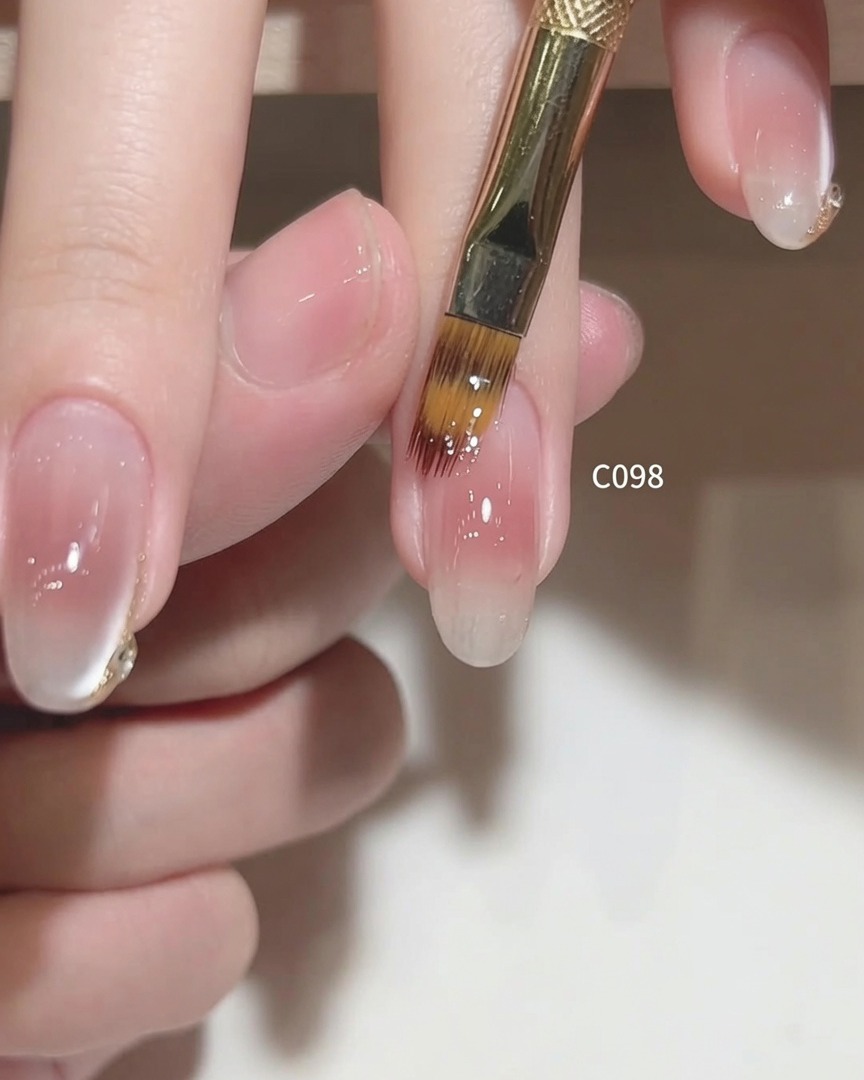 Spennellata delicata sulla superficie dellunghia per perfezionare lapplicazione del gel.