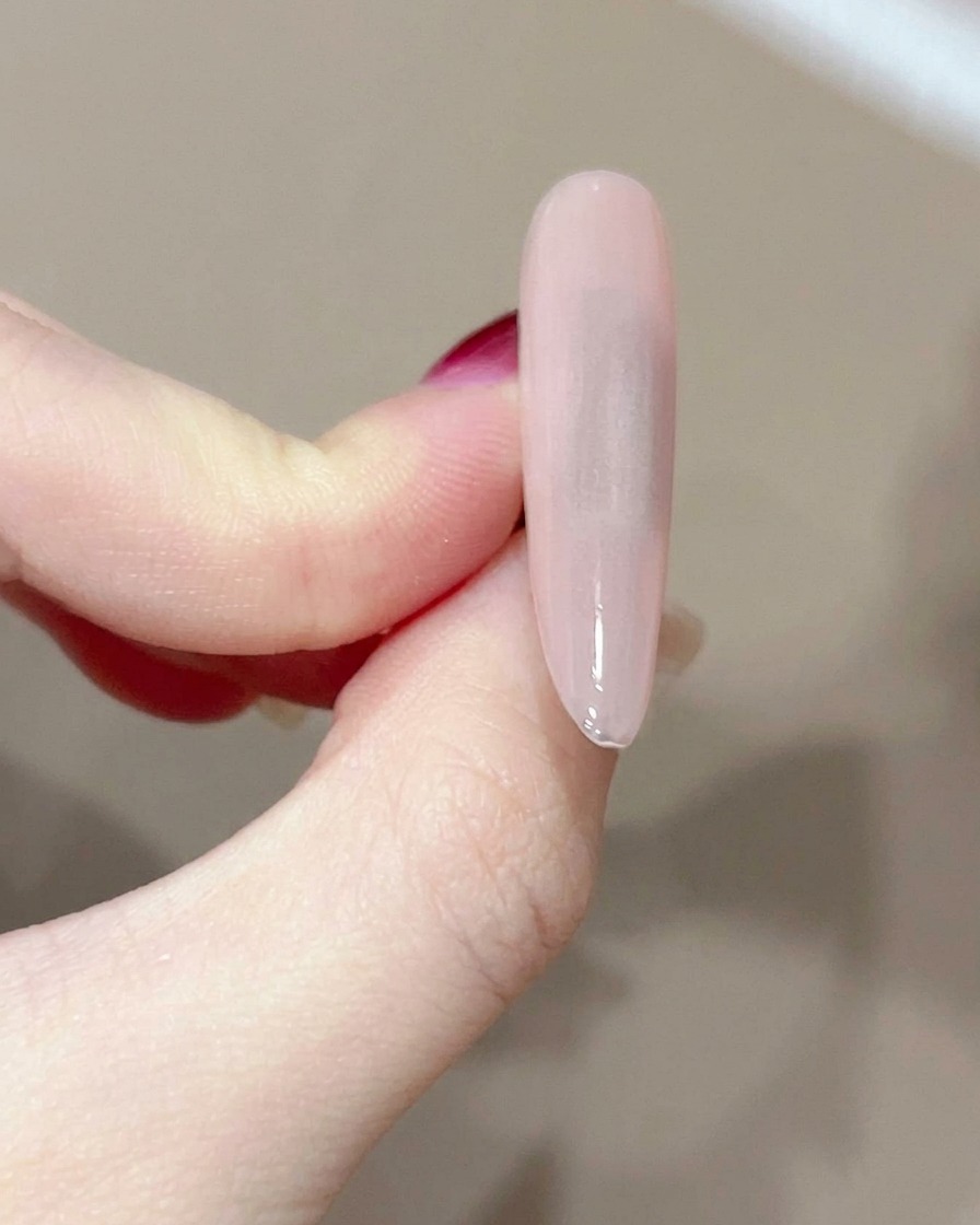 Un pad di cellulosa che pulisce la superficie di ununghia in gel polimerizzata.
