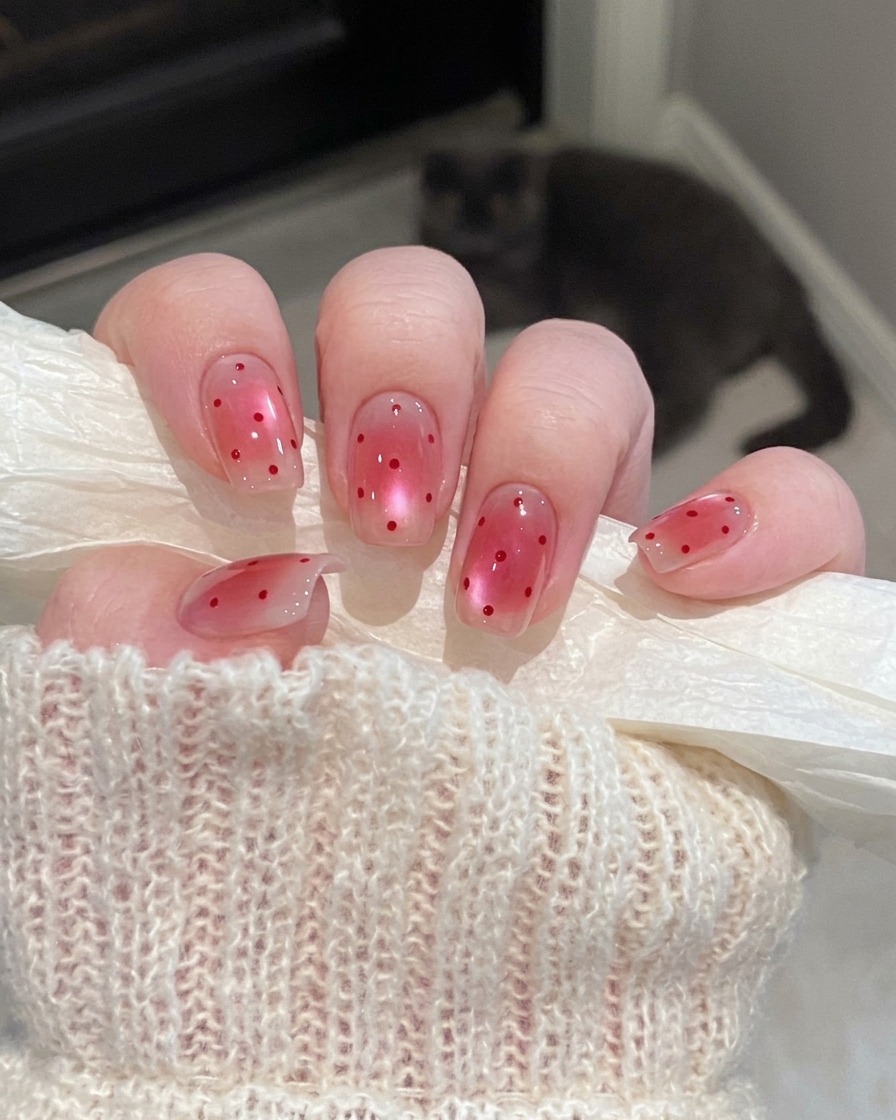 Un dettaglio di un pennello liner sottile che applica gel di copertura sulla linea del sorriso dellunghia.