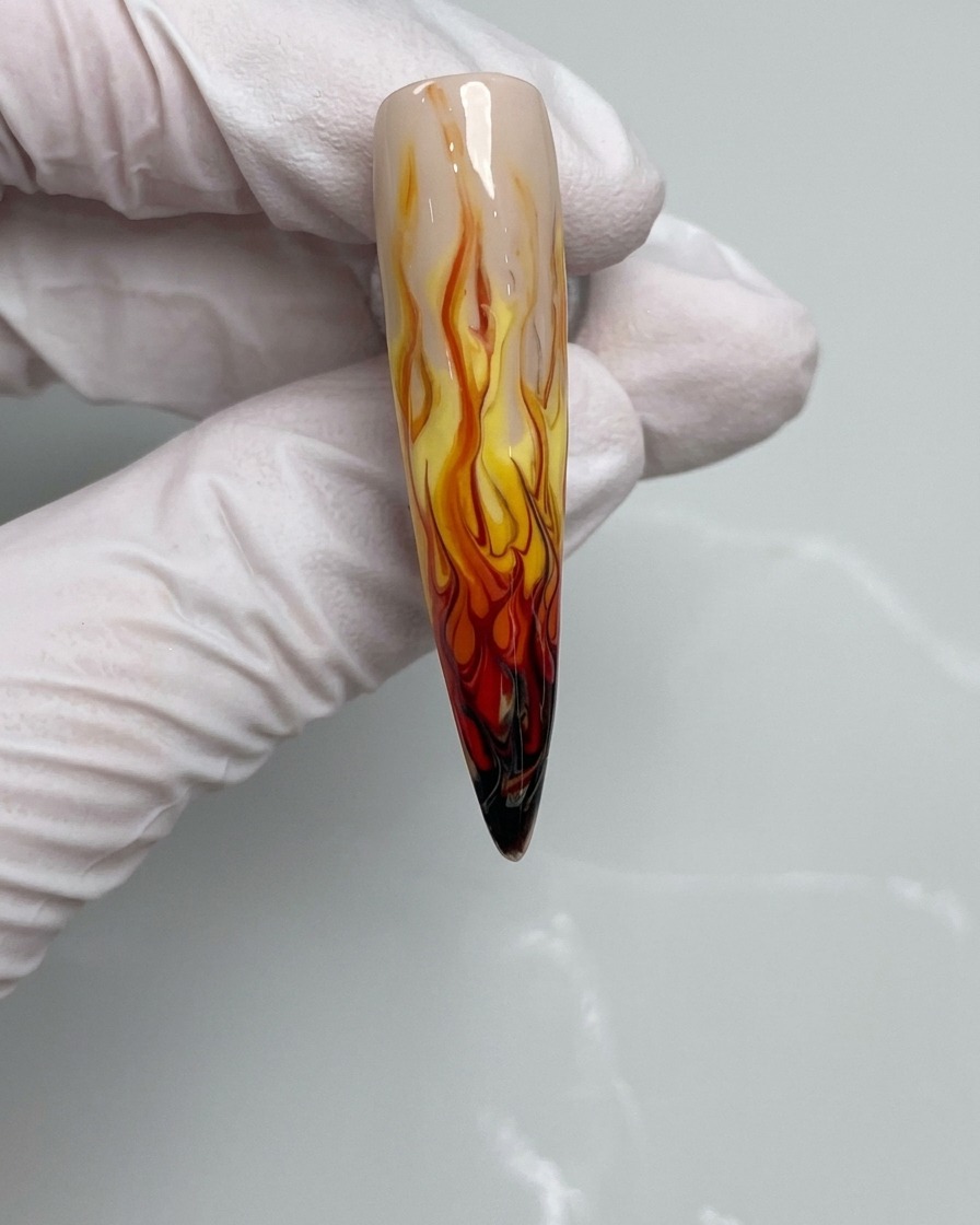 Un pennello applica lo smalto gel nero sulla punta dellunghia.