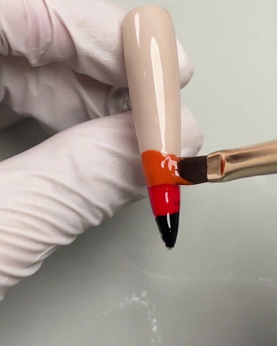 Smalto gel giallo applicato in cima alla sfumatura di colore sullunghia.