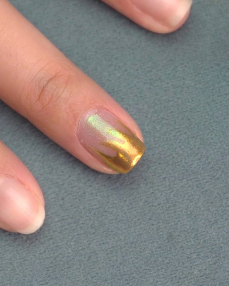 Applicazione di un top coat opaco trasparente sopra le unghie colorate di rosa.