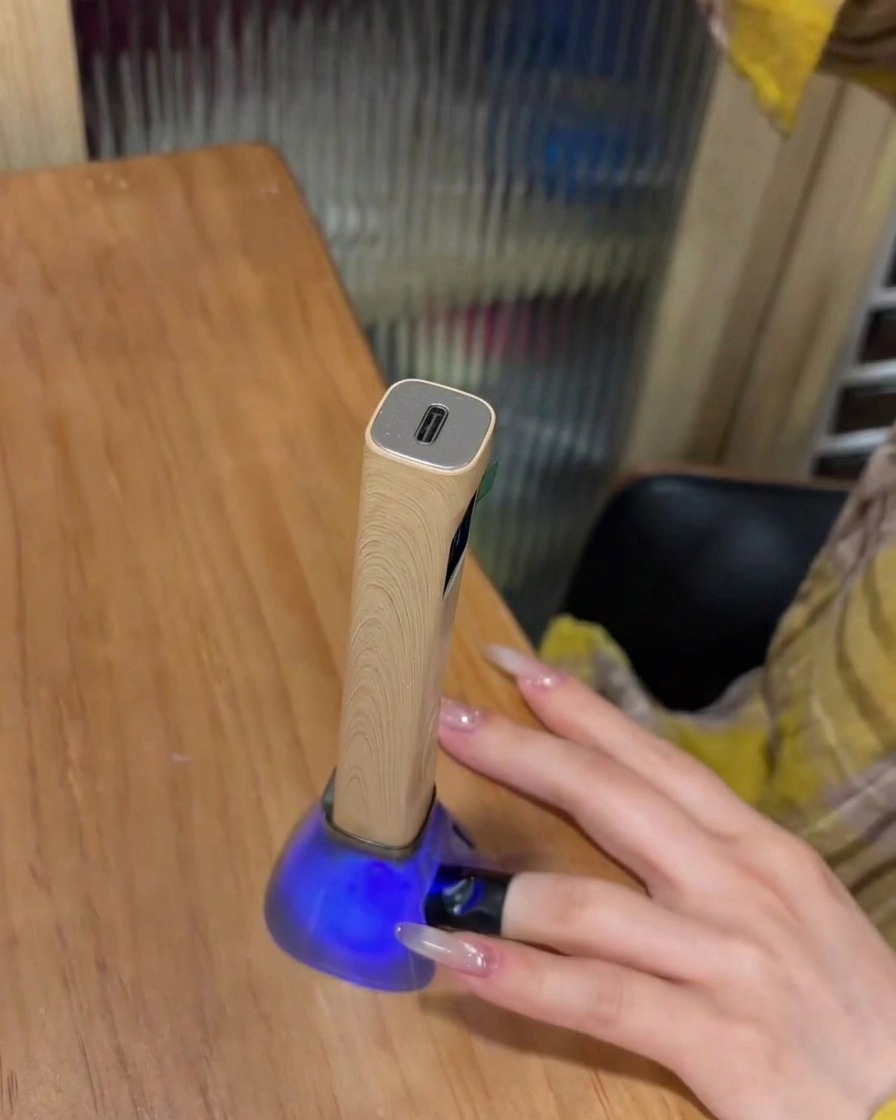 Un dito con uno strass posizionato allinterno di una lampada UV per la polimerizzazione.