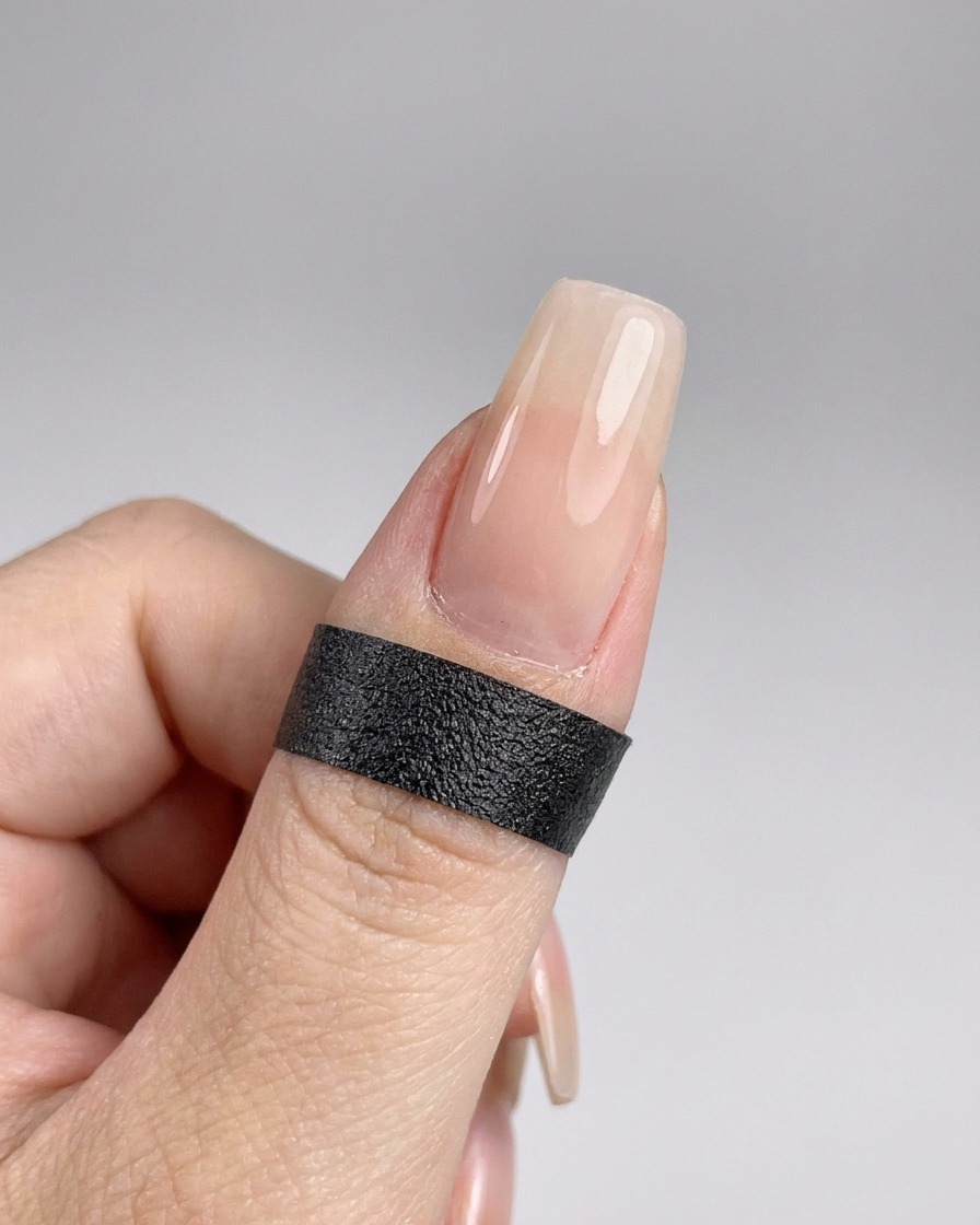 Una mano inserita in una lampada per unghie UV per polimerizzare il top coat appena applicato.