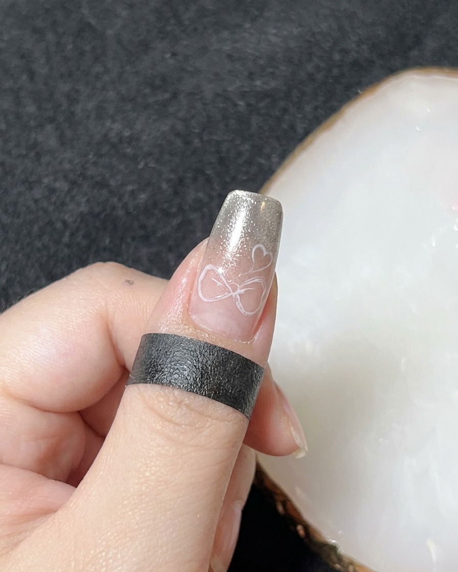 Una mano inserita in una lampada UV professionale per la polimerizzazione della decorazione in gel 3D.