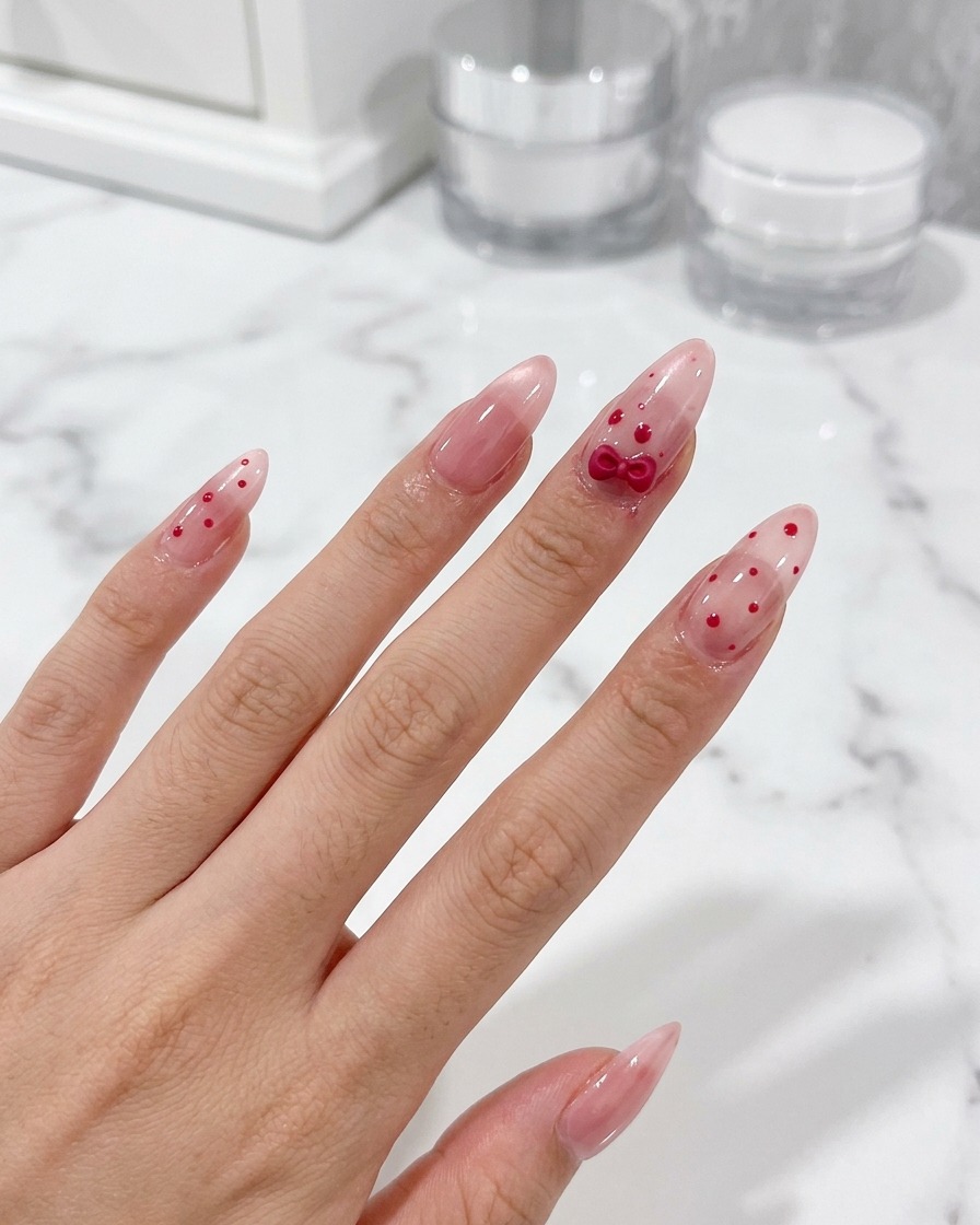 Un pennello applica uno strato finale di top coat trasparente e lucido sul set di unghie completato.