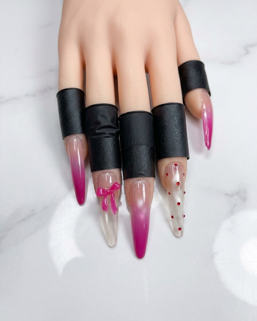 Un pennello da nail art che applica smalto gel metallizzato grigio su ununghia singola.