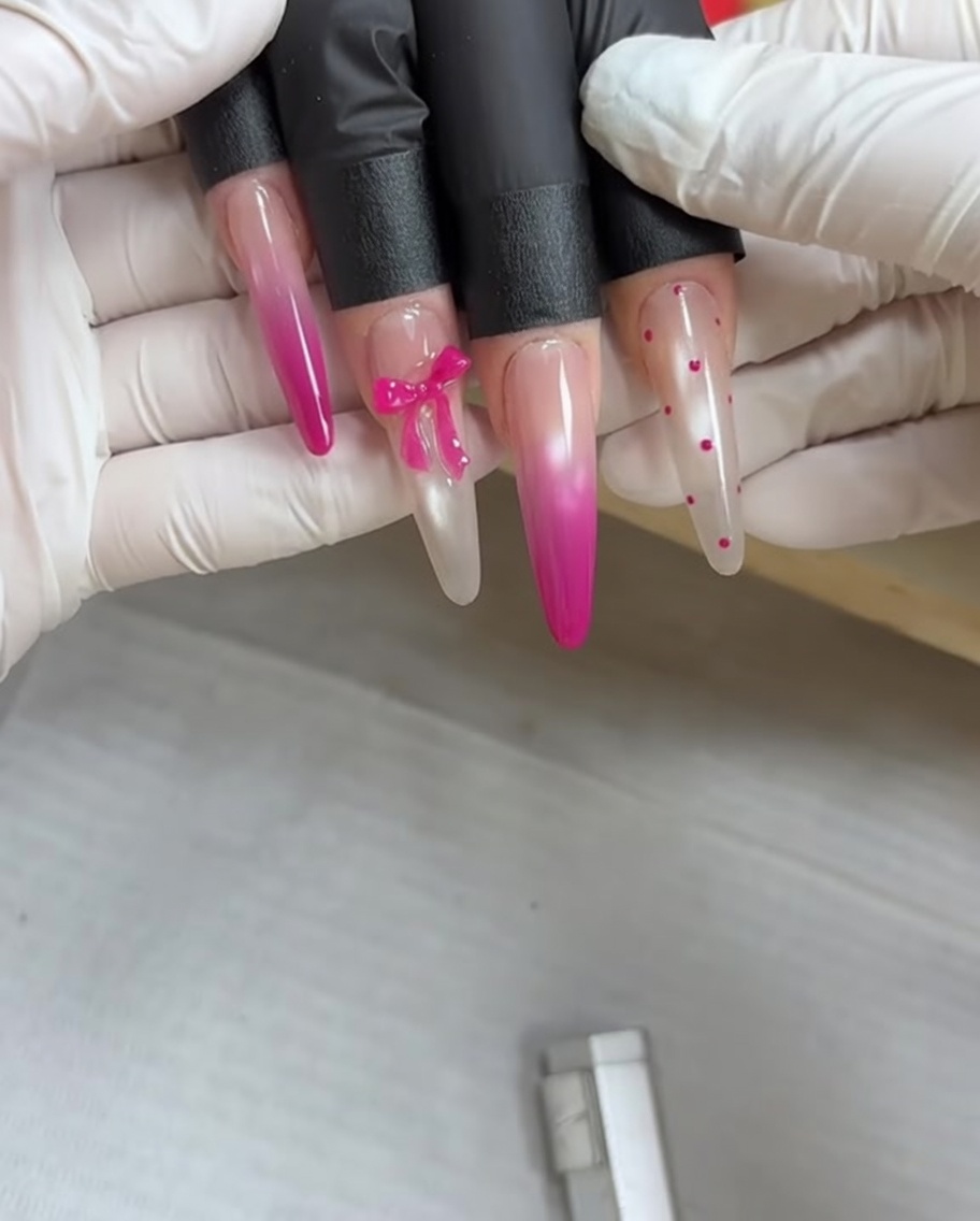 Una mano che riposa allinterno di una lampada per unghie UV per polimerizzare lo smalto gel.
