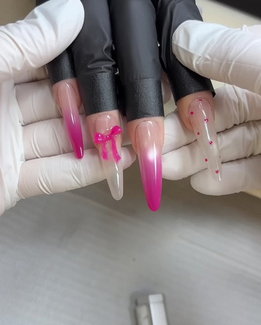 Una spugnetta per trucco che applica smalto gel rosa su ununghia per creare un effetto sfumato ombré liscio.