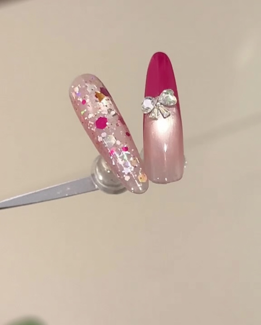 Primo piano di una mano con una french manicure rosso rosa inserita allinterno di una lampada per unghie UV.
