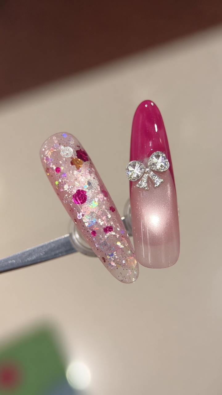Manicure alla Francese in Rosso Rosa: Effetto Cat Eye e Fiocchetto di Strass