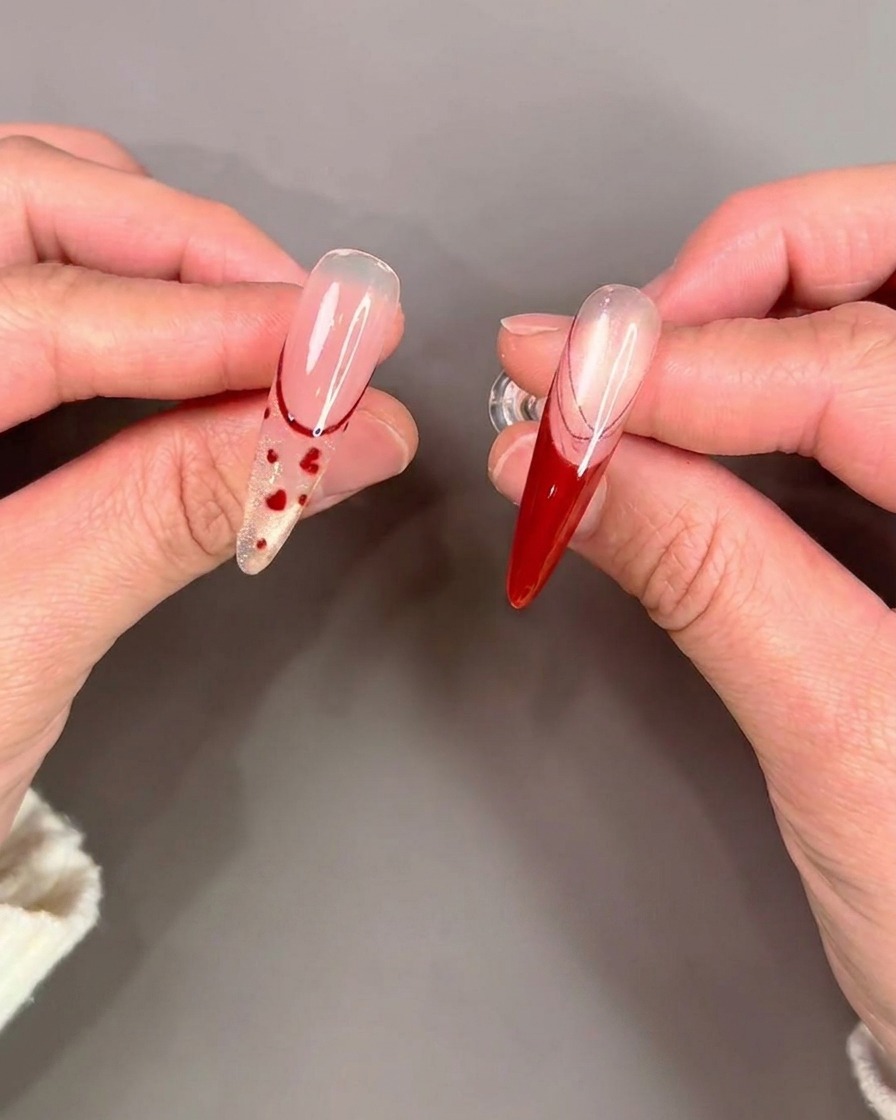 Un pennello che applica un top coat trasparente e lucido sopra un design per unghie completato.