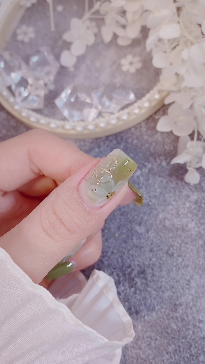 Nail Art con Margherite su Base Verde Latte — Tutorial Gel Floreale Elegante