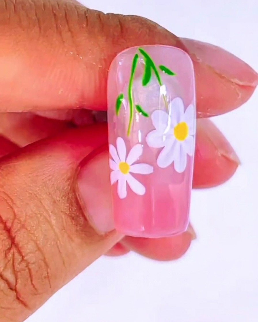 Un tip per unghie con una base sfumata rosa applicata uniformemente.