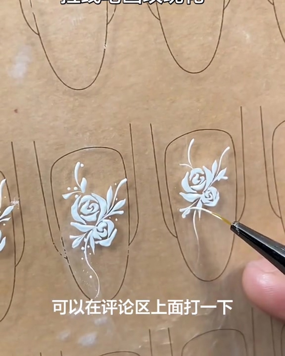 Design di nail art finito con rosa bianca, viticcio, foglie e piccoli punti decorativi, chiaramente visibili sulla tip.