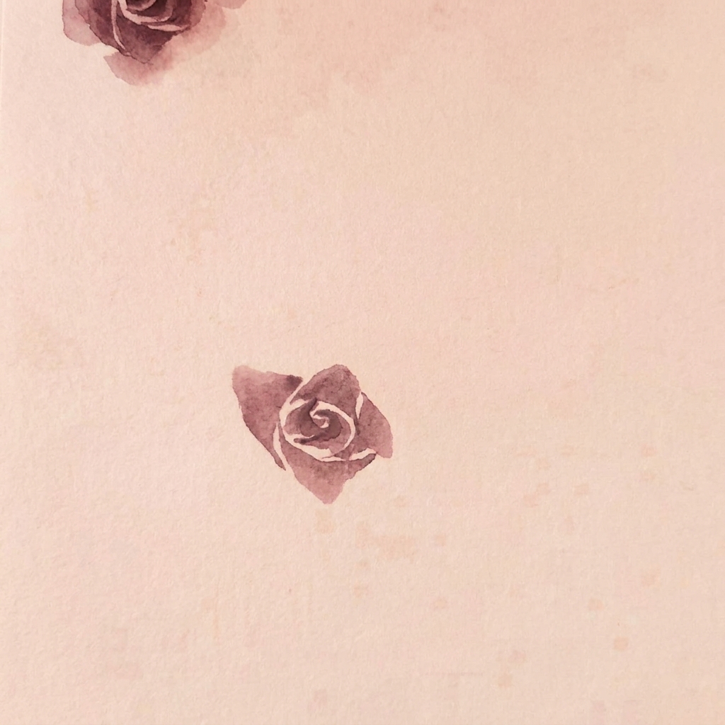 Una rosa ad acquerello su carta che mostra tre strati distinti di petali che formano il fiore.