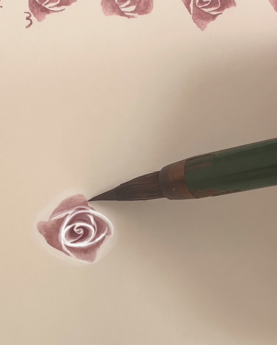 Una rosa ad acquerello su carta con un quarto strato esterno di petali più grande in fase di applicazione.