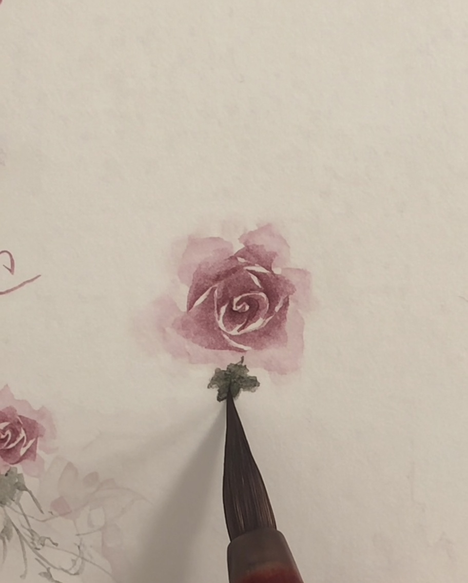 Un pennello pulito che sfuma leggermente i bordi di una rosa rosa ad acquerello su carta bianca.