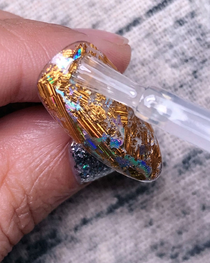 Uno strato di gel rinforzante trasparente applicato sopra il design in foil.