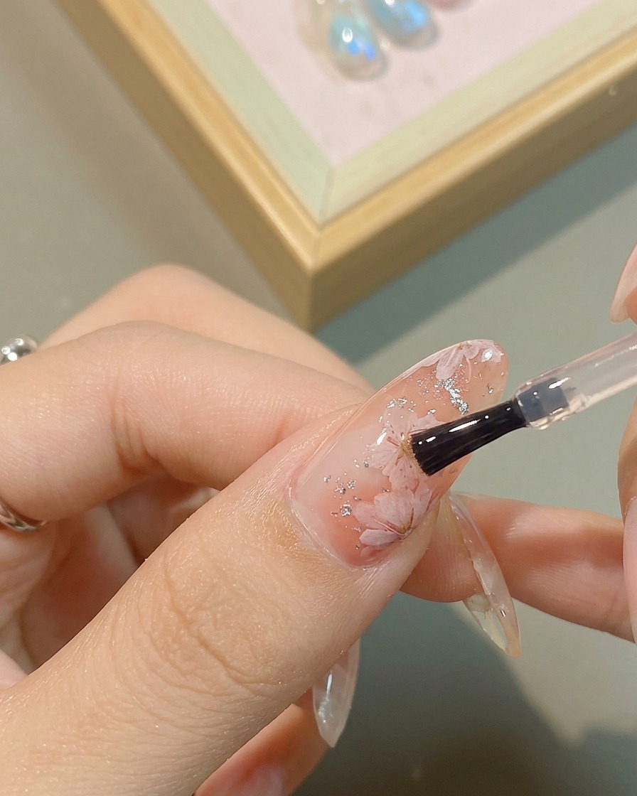 Un dettaglio di un gel argento metallizzato applicato al cuore di un fiore dipinto.