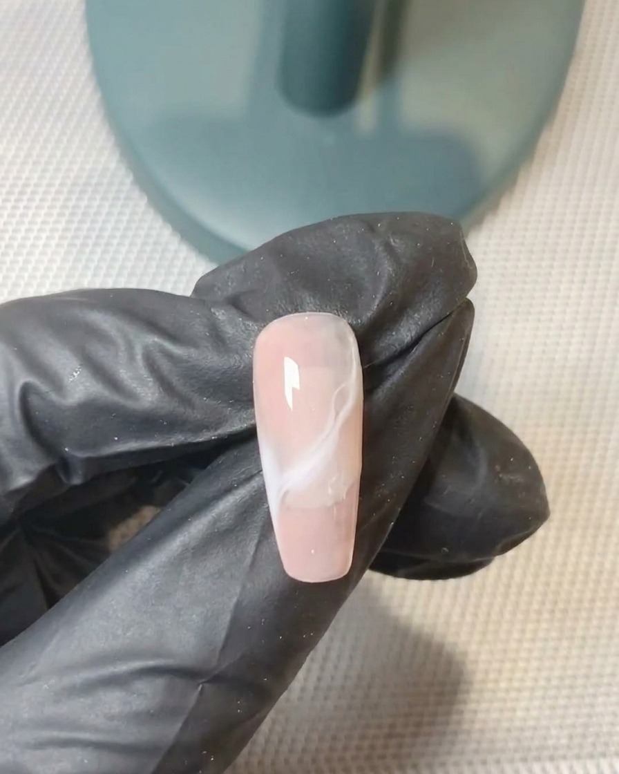 Un pennello da gel che perfeziona la sfumatura del secondo strato di colore.
