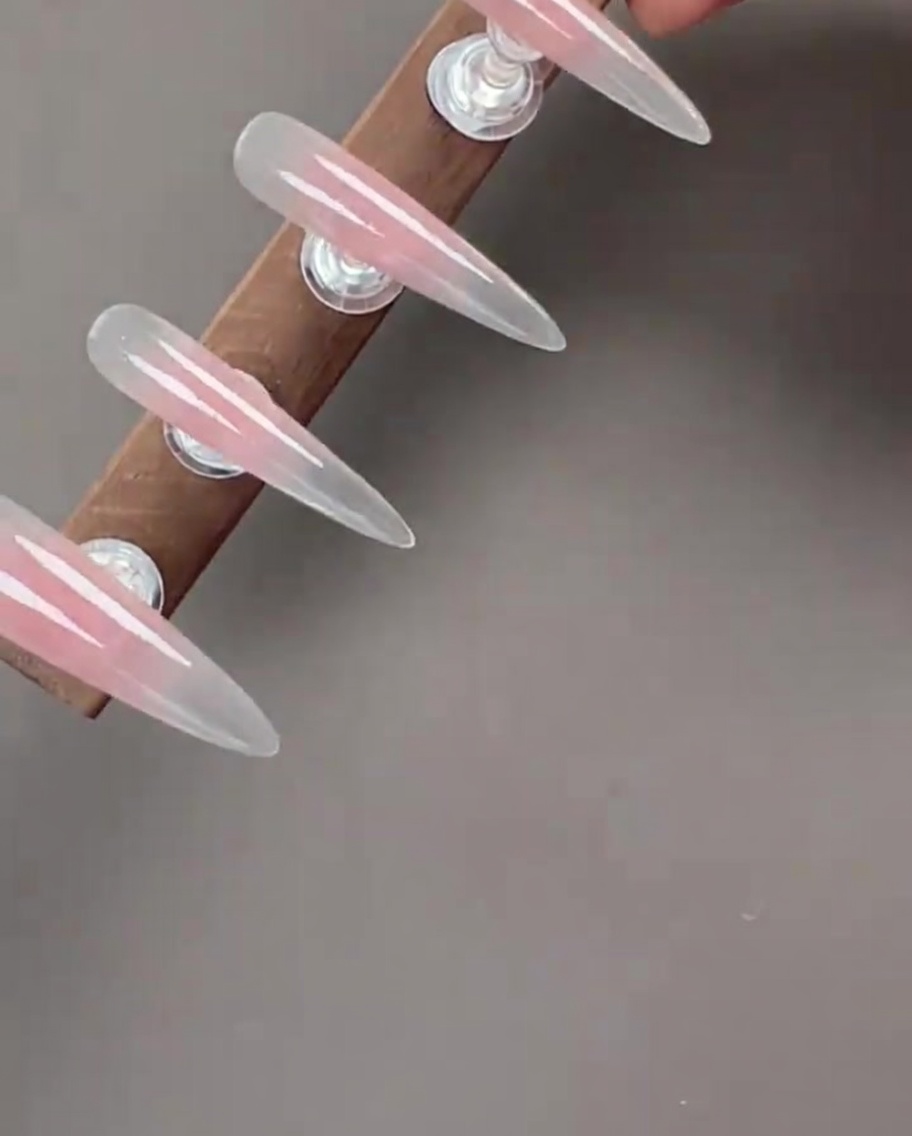 Unghie con gel cat-eye applicato, che mostrano leffetto magnetico scintillante.