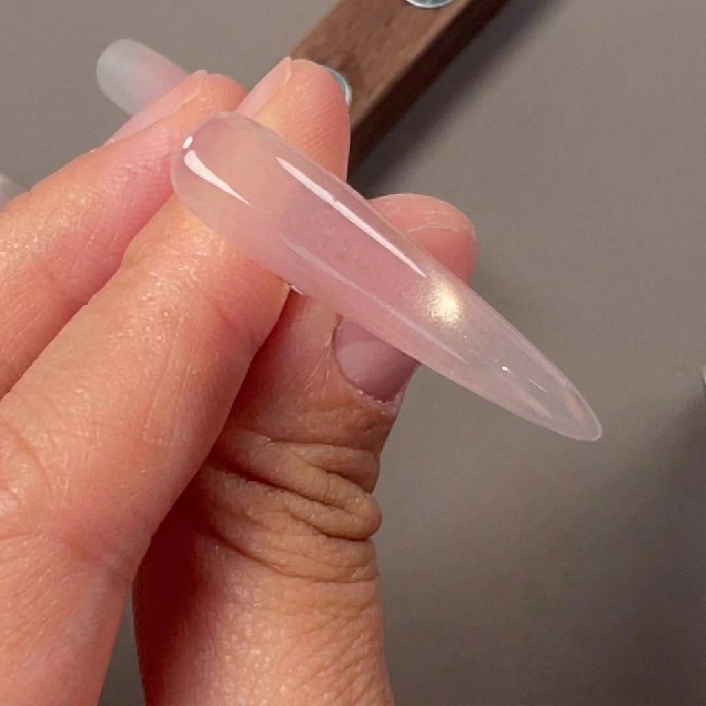 Ununghia che presenta un netto effetto di luce laterale cat-eye creato con un magnete.