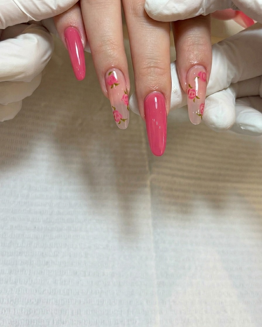 Primo piano che mostra la creazione di un secondo grappolo di rose su una diversa parte del letto ungueale.
