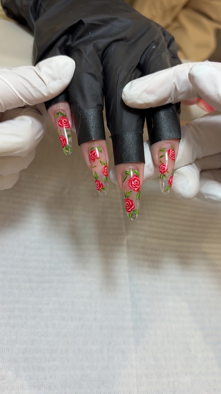 Nail Art con Rose Dipinte a Mano — Tutorial Floreale Elegante