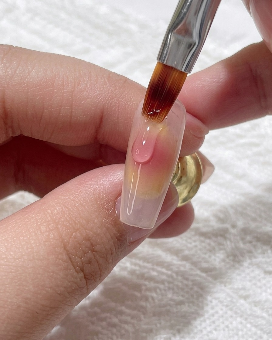 Applicazione di una goccia fresca di gel rosa sopra la sfumatura esistente per intensificare il colore.