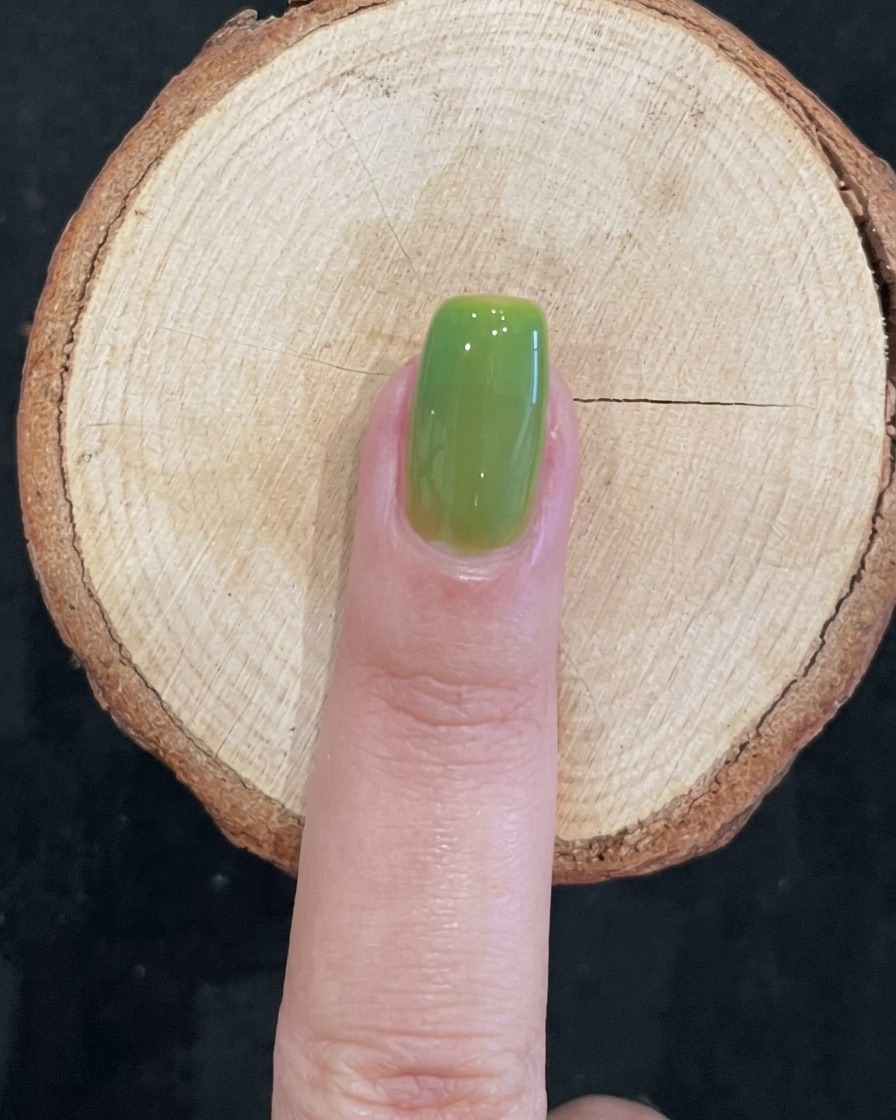 Ununghia lucida, verde traslucida e polimerizzata.