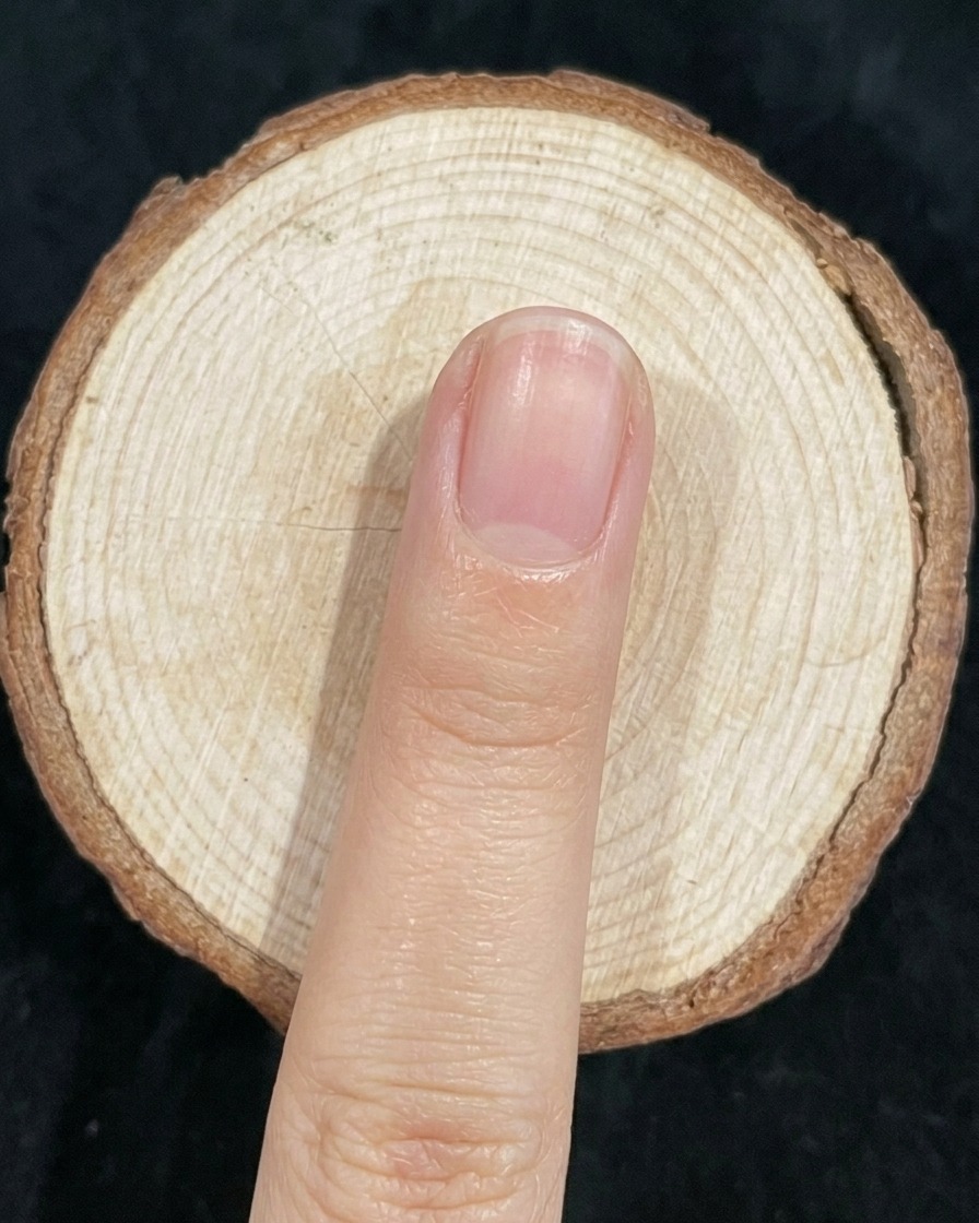 Un pennello da unghie sfuma delicatamente il punto di giuntura tra il verde e il blu.