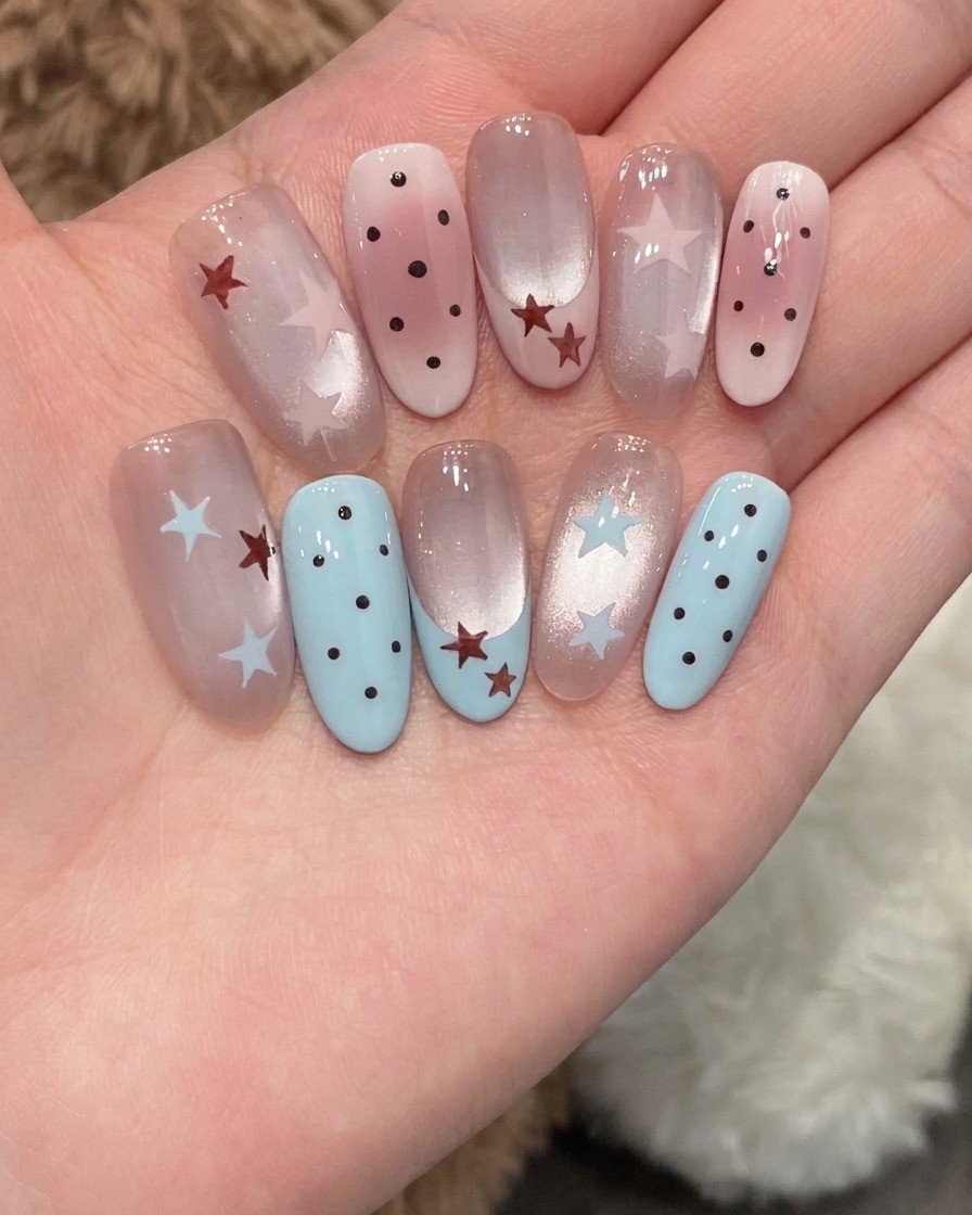Un pennello liner sottile applica gel blu per formare una piccola stella sullunghia.