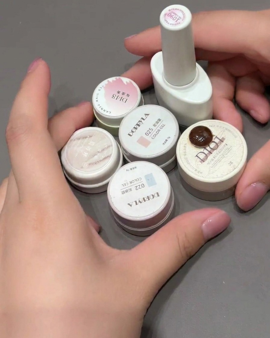 Una spugnetta per make-up picchiettata sulla punta dellunghia per creare una sfumatura rosa.