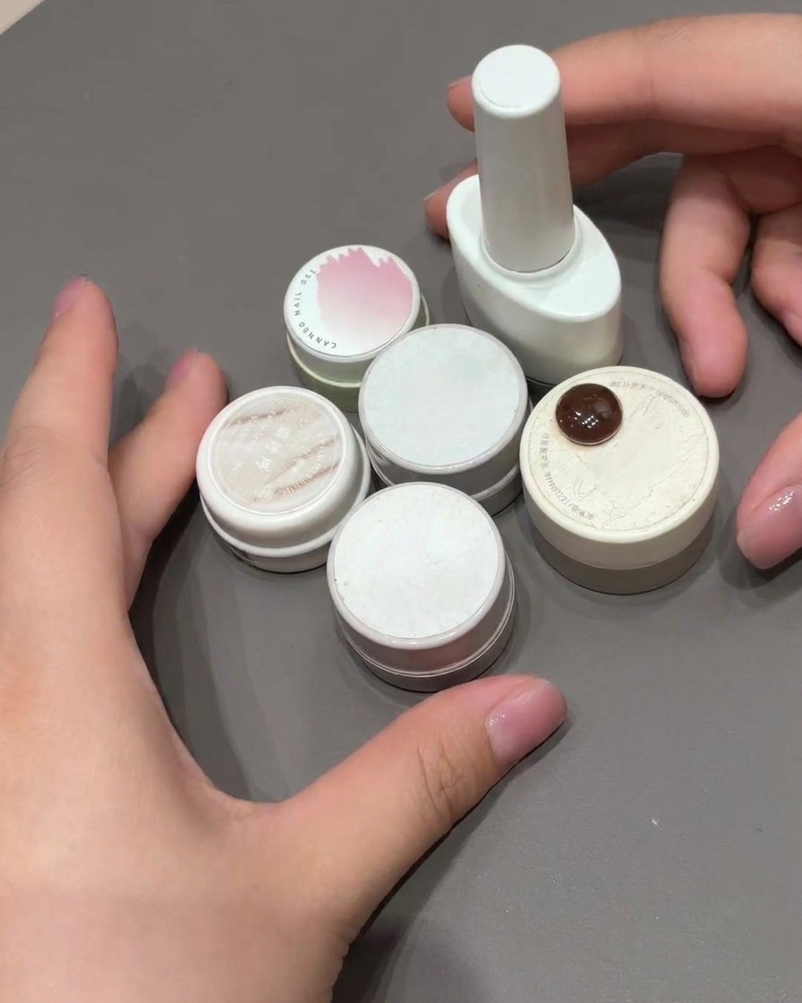 Primo piano di ununghia che mostra una morbida sfumatura blush rosa su una base chiara.