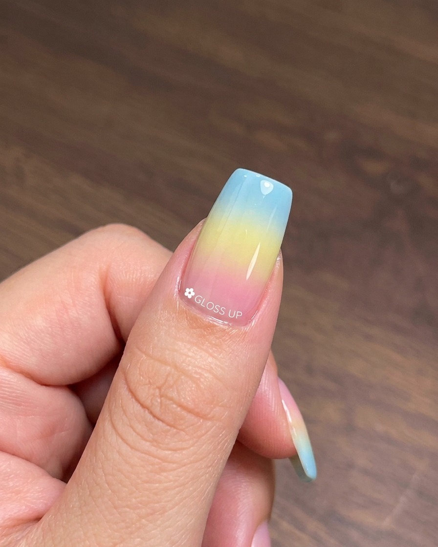 Un pennello che applica uno strato di smalto cat eye numero 25 sopra la base colorata polimerizzata.