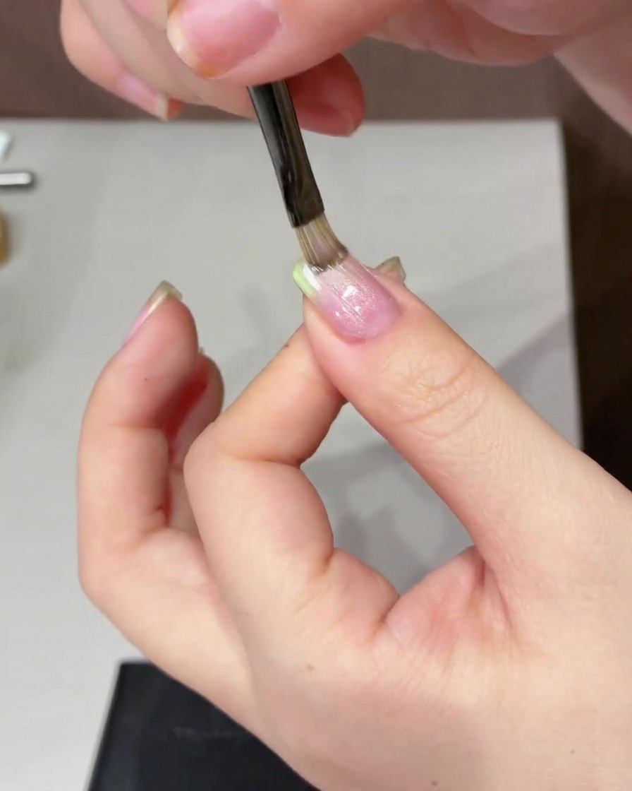 Una calamita cilindrica usata per muoversi avanti e indietro su un lato dellunghia per creare leffetto cat eye.