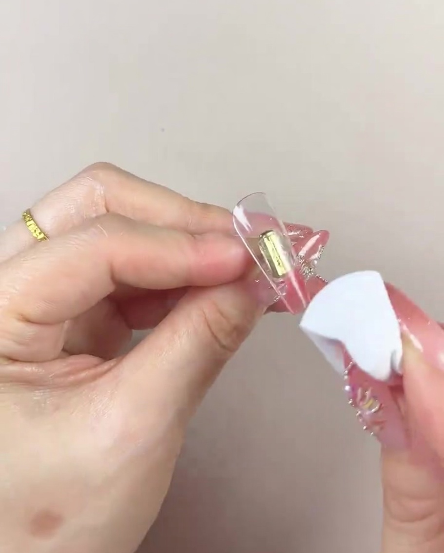 Una spugnetta che si muove a destra e sinistra sullunghia per sfumare il gel.