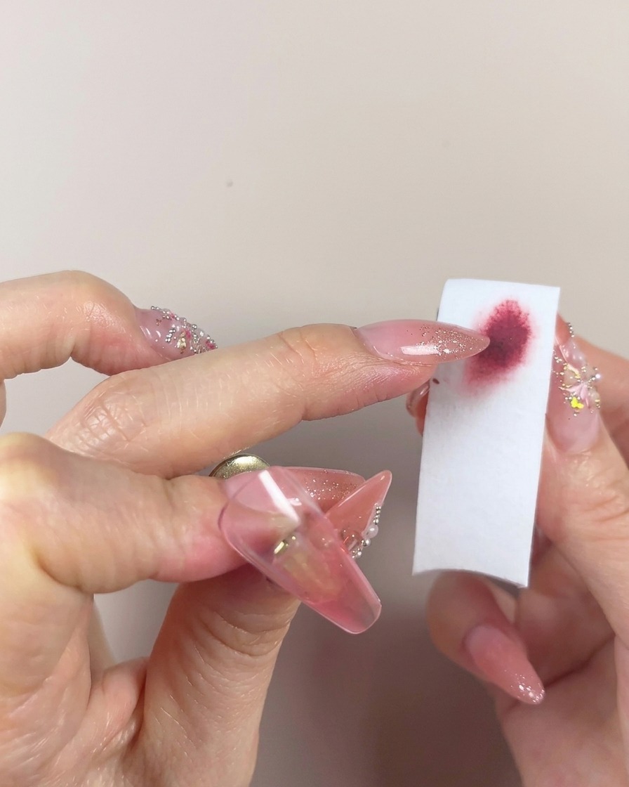 Primo piano del bordo della spugnetta che sfuma delicatamente il gel.