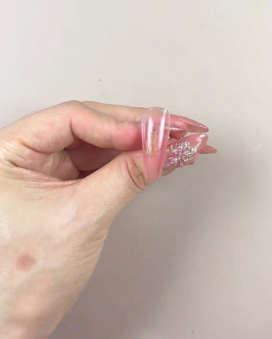 Una mano allinterno di una lampada UV/LED per polimerizzare il gel.